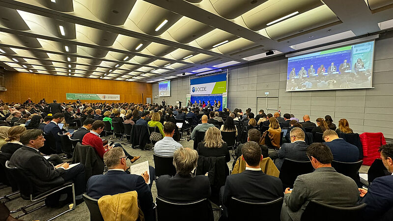 Dvorana z govorci in slušatelji na sedežu OECD v Parizu, kjer je potekal Globalni forum OECD za boj proti korupciji in integriteto