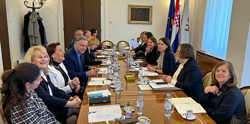 Fotografije delovnega sestanka v Zagrebu, na kateri so predstavniki računskega sodišča in VRI Hrvaške za sejno mizo med pogovori
