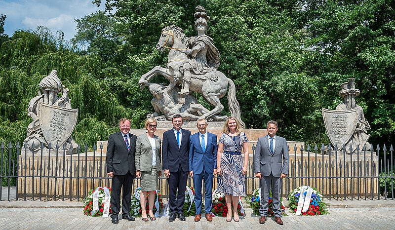 Vodje delegacij pred spomenikom Jana III. Sobieskega