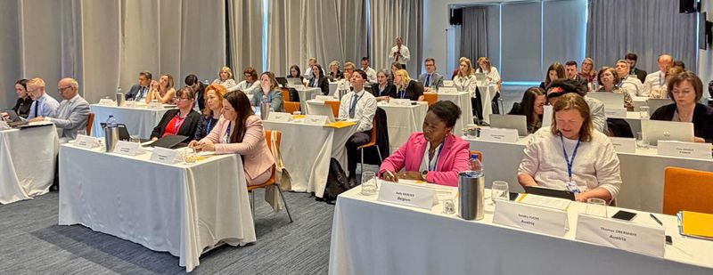 Udeleženci sestanka koordinatorjev za mednarodne odnose VRI EU sedijo v konferenčni dvorani v Larnaki in sodelujejo na delovnem srečanju.