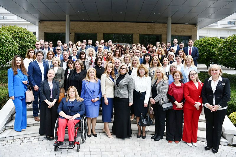 Skupinska fotografija udeležencev mednarodne konference o revidiranju enakosti spolov, ki je potekala 27. maja 2025 v Beogradu. Na sliki so predstavniki vrhovnih revizijskih institucij in drugih sodelujočih organizacij pred vhodom v prizorišče dogodka.