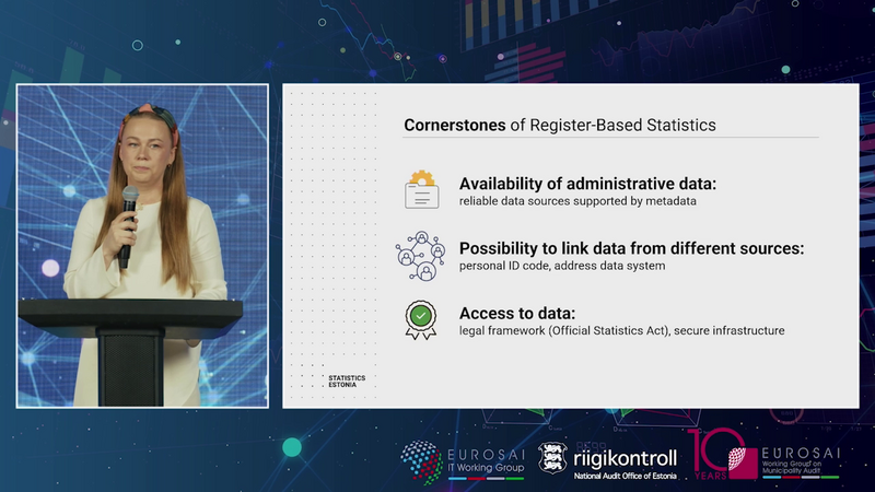 Terje Trasberg, vodja oddelka za produkcijo podatkov in metapodatke pri Statističnem uradu Estonije, govori za govorniškim pultom ob projekciji diapozitiva o temeljih statistike na podlagi registrov.