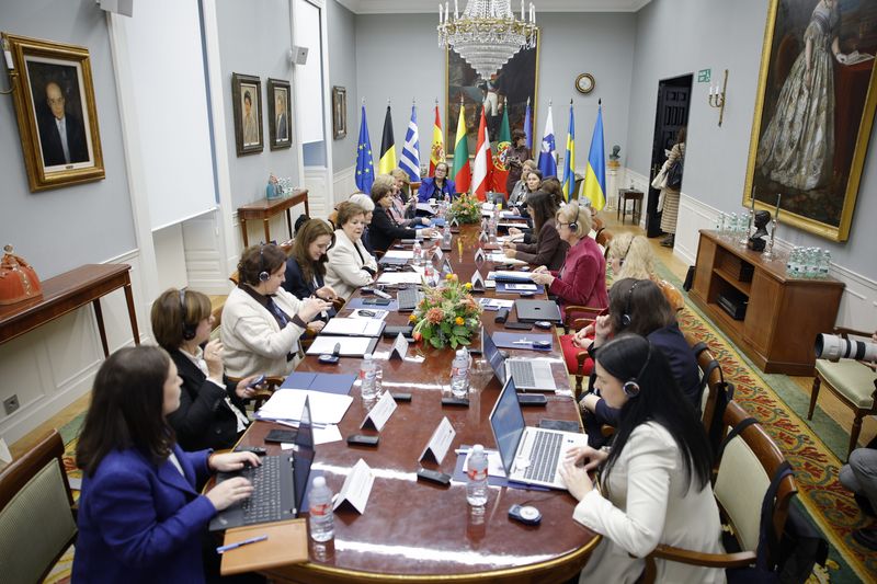 Delovno zasedanje predsednic vrhovnih revizijskih institucij EU in Ukrajine poteka ob veliki konferenčni mizi, opremljeni z dokumenti, prenosnimi računalniki in tolmaško opremo, kar odraža uradno in mednarodno naravo srečanja v Madridu.