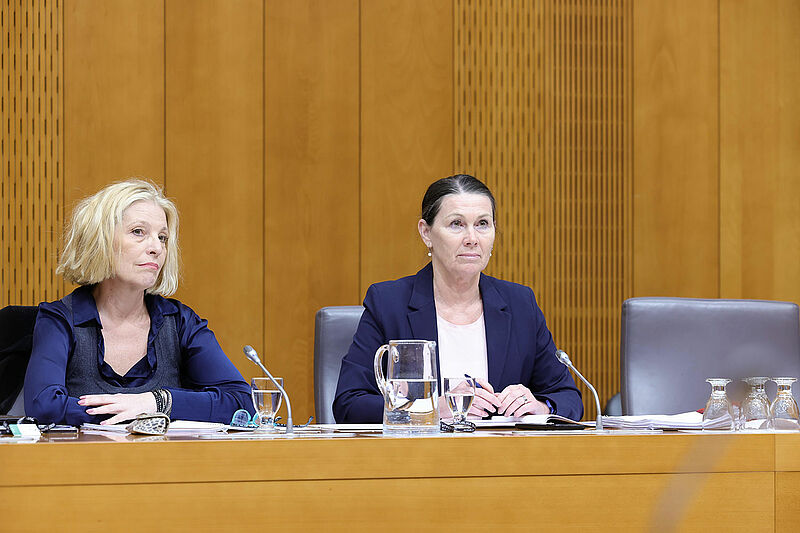 Photo from the large hall on Šubičeva Street, where the meeting of the Commission for the Control of Public Finances took place, at which the President of the Audit Court Jana Ahčin (right) and her first deputy, mag. Maja Bilbija