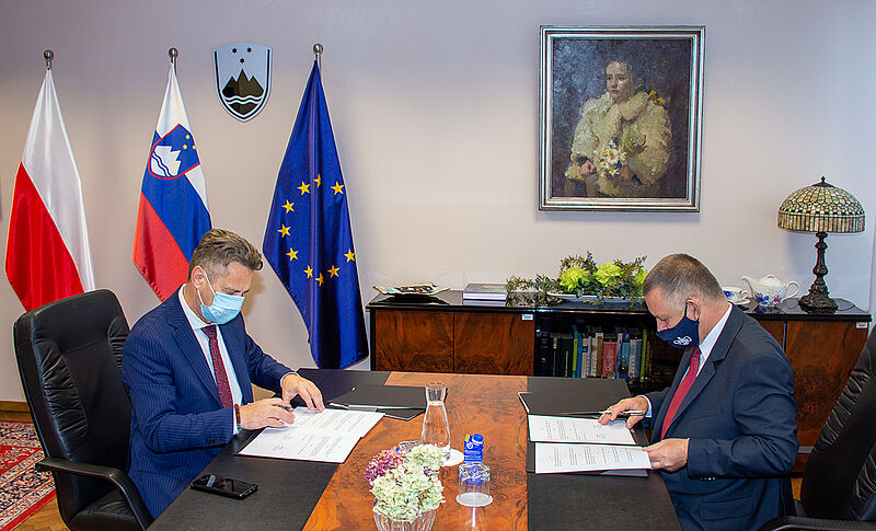 Predsednik računskega sodišča Tomaž Vesel in predsednik VRI Poljske Marian Banaś ob podpisu sporazuma o sodelovanju
