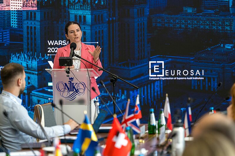Strokovna sodelavka za revidiranje Urša Pirc za govorniškim odrom na sedežu VRI Poljske v Varšavi med predavanjem predavanjem na temo Odškodninska odgovornost in škoda, ki jo povzroči umetna inteligenca