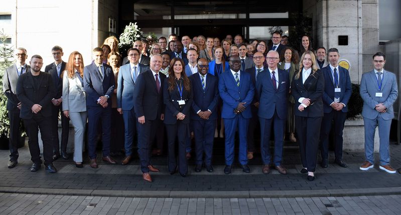 Skupinska fotografija približno petdesetih udeležencev srečanja delovne skupine EUROSAI za okoljsko revidiranje, ki je potekalo oktobra 2025 v Bratislavi. Udeleženci, predstavniki vrhovnih revizijskih institucij iz Evrope in drugih držav, stojijo v več vrstah pred vhodom v stavbo, večina je oblečena v poslovna oblačila in nasmejana gleda proti kameri.