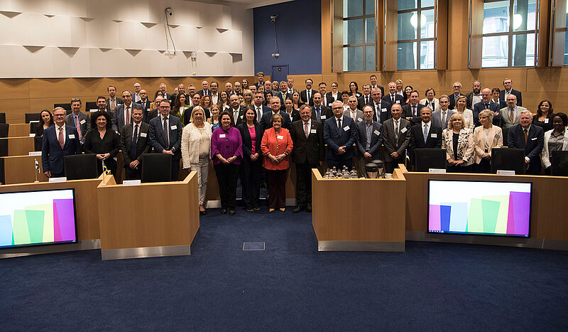 Skupinska fotografija udeležencev konference VRI Belgije, med katerimi so bili vodje VRI EU, ki je potekala v predstavniški zbornici v Bruslju