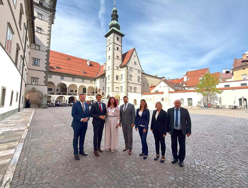 Skupinska fotografija udeležencev prvega srečanja delovne skupine EURORAI za medsebojne strokovne preglede v Celovcu Skupinska fotografija udeležencev prvega srečanja delovne skupine EURORAI za medsebojne strokovne preglede v Celovcu.