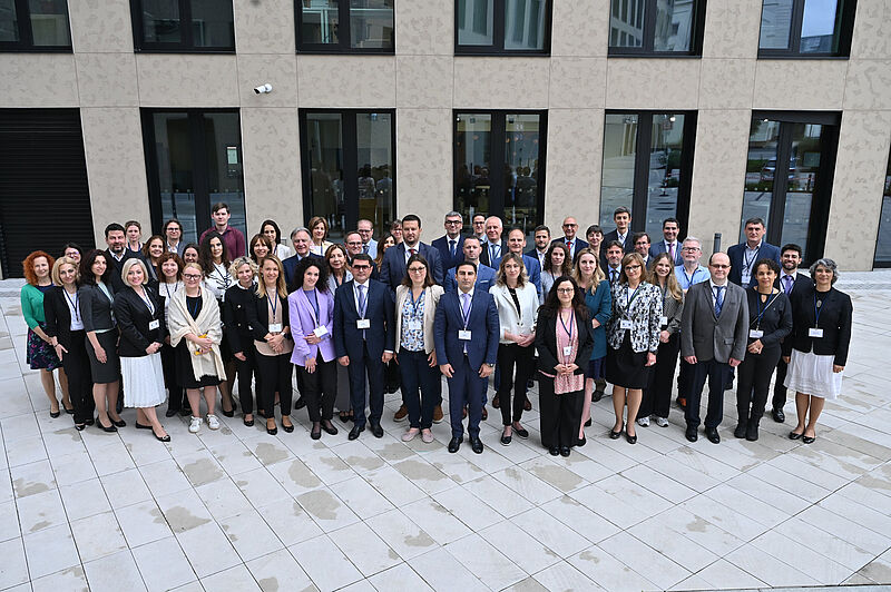 Skupinska fotografija udeležencev regionalne tehnične delavnica EUROSAI ClimateScanner pred sedežem vrhovne revizijske institucije Češke republike v Pragi