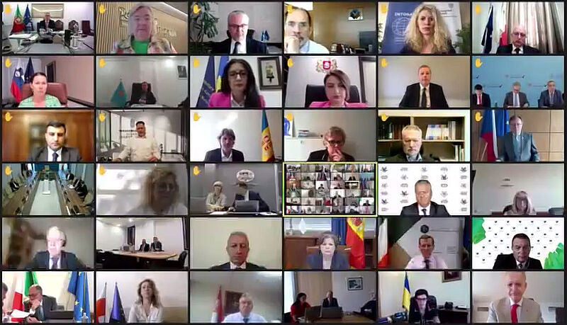 Zaslonska fotografija videkonference kongresa, ki je potekal prek platforme Zoom, na kateri so vodje članic EUROSAI