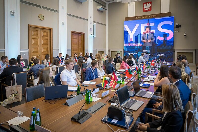 Fotografija konference z revizorji iz 34 vrhovnih revizijskih institucij