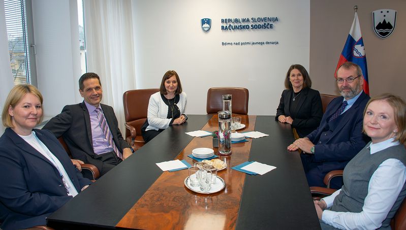 Photo of the meeting at the headquarters of the Court of Audit of the Republic of Slovenia. The meeting was attended by the President of the Court of Audit, Jana Ahčin, Member of the European Court of Auditors, Jorg Kristijan Petrovič, Mag., Supreme State Auditors Helena Jenko, Mag., Nataša Karlić Kovačič, and Mag., Aleksej Šinigoj, and the Secretary of the Court of Audit, Tadeja Pušnar.