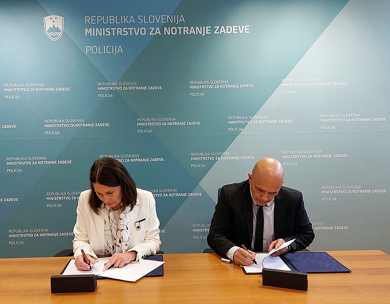 President of the Court of Audit Jana Ahčin and acting Director General of the Police mag. Boštjan Lindav during the signing of the agreement (photo: archive of the Police)