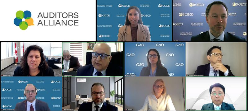 Zaslonski posnetek videokonference na platformi Zoom v okviru Letnega zasedanja Združenja revizorjev OECD. Na vrhu slike je logotip Združenja revizorjev (Auditors Alliance) z napisom na desni strani. Pod njim so v mrežnem prikazu prikazani udeleženci videokonference, vsak v svojem video oknu. Nekateri imajo v ozadju virtualna ozadja z logotipi OECD, GAO ali drugimi institucijami, drugi pa se nahajajo v pisarnah ali drugih delovnih prostorih. Udeleženci so uradno oblečeni, večina jih nosi očala in slušalke ter posluša ali govori.