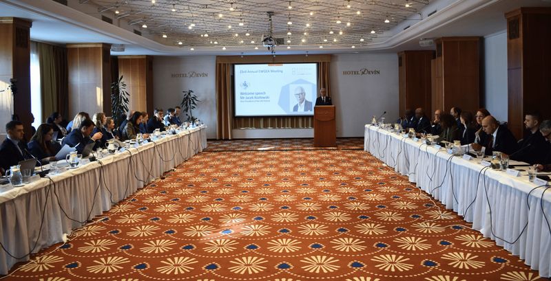 Srečanje delovne skupine EUROSAI WGEA Udeleženci 23. letnega srečanja delovne skupine EUROSAI za okoljsko revidiranje (WGEA) med plenarno sejo v Hotelu Devin v Bratislavi oktobra 2025. V sejni dvorani so ob dveh dolgih mizah razporejeni predstavniki vrhovnih revizijskih institucij iz Evrope in drugih držav, ki spremljajo uvodni nagovor Jacka Kozłowskega, podpredsednika poljske vrhovne revizijske institucije.