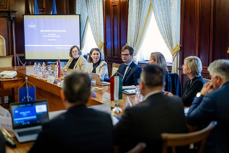 Fotografija s tristranskega posvetovanja na sedežu VRI Madžarske v Budimpešte, kjer je na fotografiji vidna predsednica računskega sodišča Jana Ahčin z delegacijo