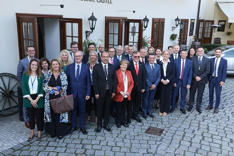 Skupinska fotografija tujih delegacij na obeležitvi 30. obletnice VRI Češke republike