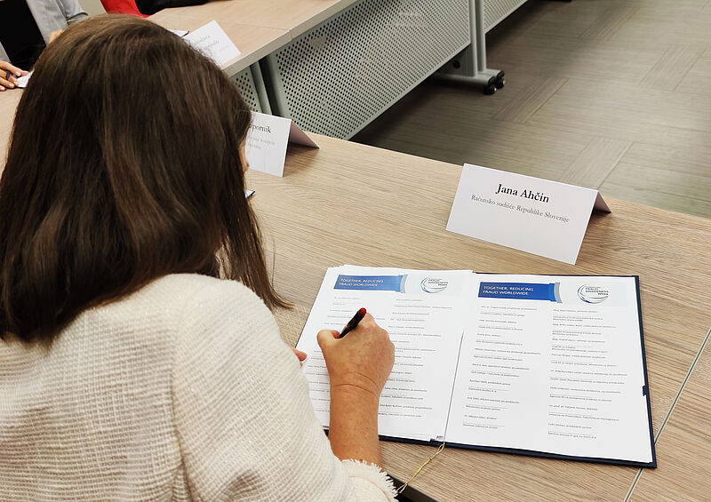 President of the Court of Audit signing the agreement