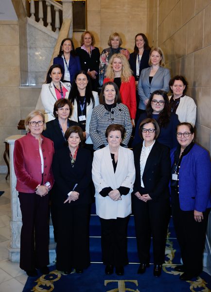 Udeleženke mednarodnega srečanja predsednic vrhovnih revizijskih institucij EU in Ukrajine so zbrane na skupinski fotografiji v reprezentativnem prostoru na sedežu vrhovne revizijske institucije Španije v Madridu.