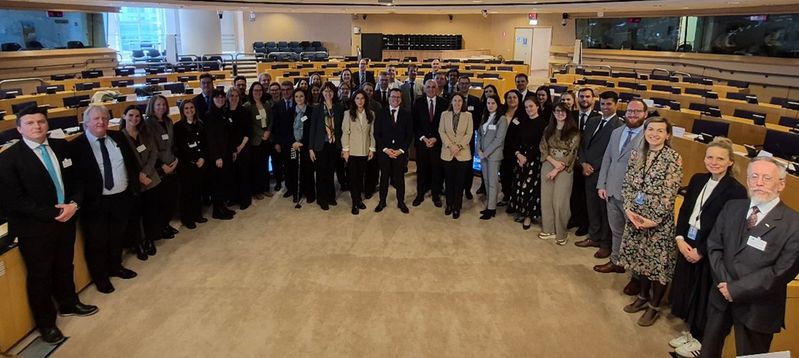 Skupinska fotografija udeležencev letne konference pristojnih institucij za nadzor nad delovanjem in financiranjem političnih strank in političnih fundacij EU v Evropskem parlamentu v Bruslju, 3. marca 2026.