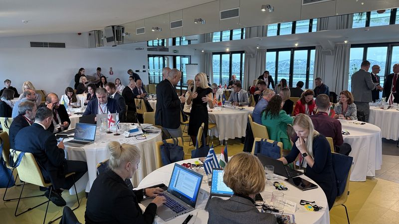 Udeleženci letnega srečanja delovne skupine EUROSAI za lokalno samoupravo med delom v razpravi in skupinah v Rigi.