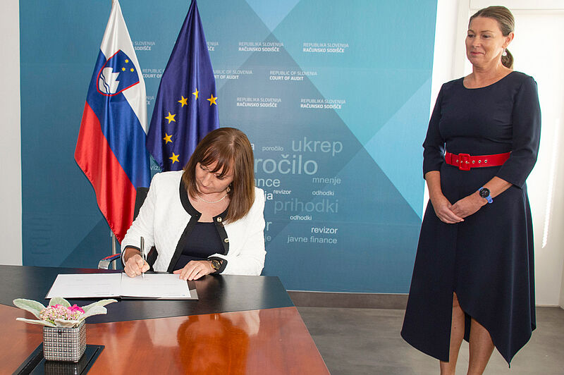 Prisega novoimenovane vrhovne državne revizorke Helene Jenko pred predsednico računskega sodišča Jano Ahčin