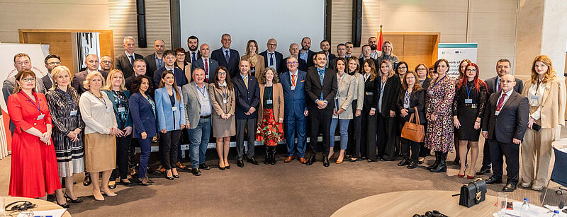 Skupinska fotografija udeležence konference, na kateri so številni predstavniki vrhovnih revizijskih institucij, med drugim iz Albanije, Bosne in Hercegovine, Gruzije, Kosova, Moldavije, Severne Makedonije, Srbije, Turčije, Ukrajine ter strokovnjaki iz VRI Hrvaške in Slovenije. Poleg njih so tudi predstavniki ministrstev za finance in organizatorja SIGMA.