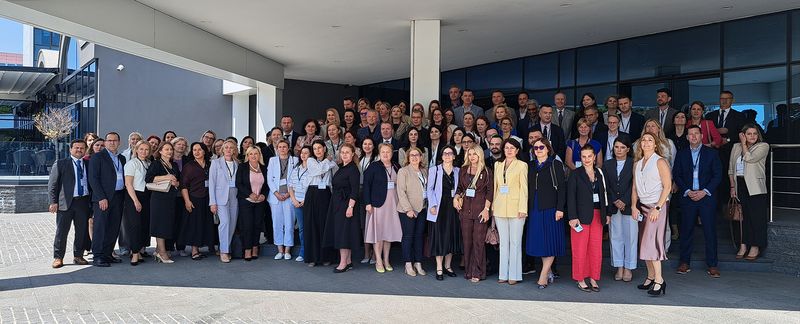 Več kot 80 udeležencev iz različnih držav pozira za skupinsko fotografijo pred konferenčnim centrom v Zagrebu ob zaključku mednarodne konference na temo zaupanja v javne finance, ki jo je organiziral CEF v sodelovanju s CIPFA.