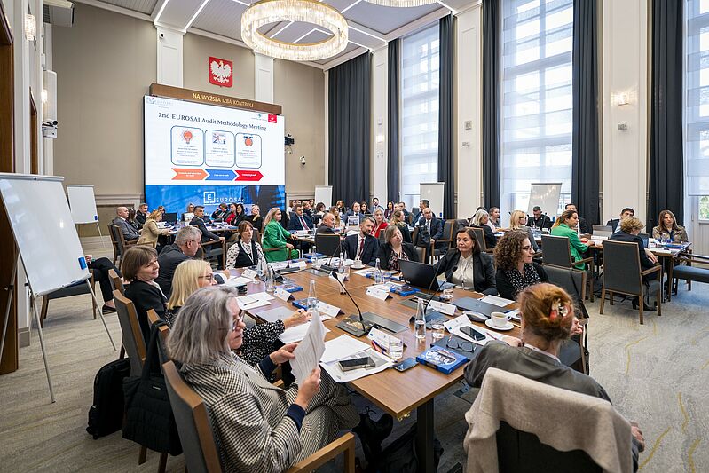 Fotografija sejne sobe vrhovne revizijske institucije Poljske v Varšavi z udeleženci 2. srečanja Evropske organizacije vrhovnih revizijskih institucij (EUROSAI) o revizijski metodologiji, ki so se ga udeležili predstavniki evropskih vrhovnih revizijskih institucij