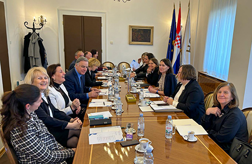Fotografije delovnega sestanka v Zagrebu, na kateri so predstavniki računskega sodišča in VRI Hrvaške za sejno mizo med pogovori