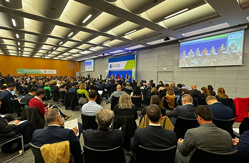 Dvorana z govorci in slušatelji na sedežu OECD v Parizu, kjer je potekal Globalni forum OECD za boj proti korupciji in integriteto