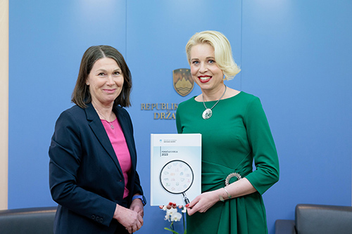 The President of the Court of Audit Jana Ahčin and the President of the National Assembly mag. Urška Klakočar Zupančič (photo: National Assembly/Matija Sušnik)