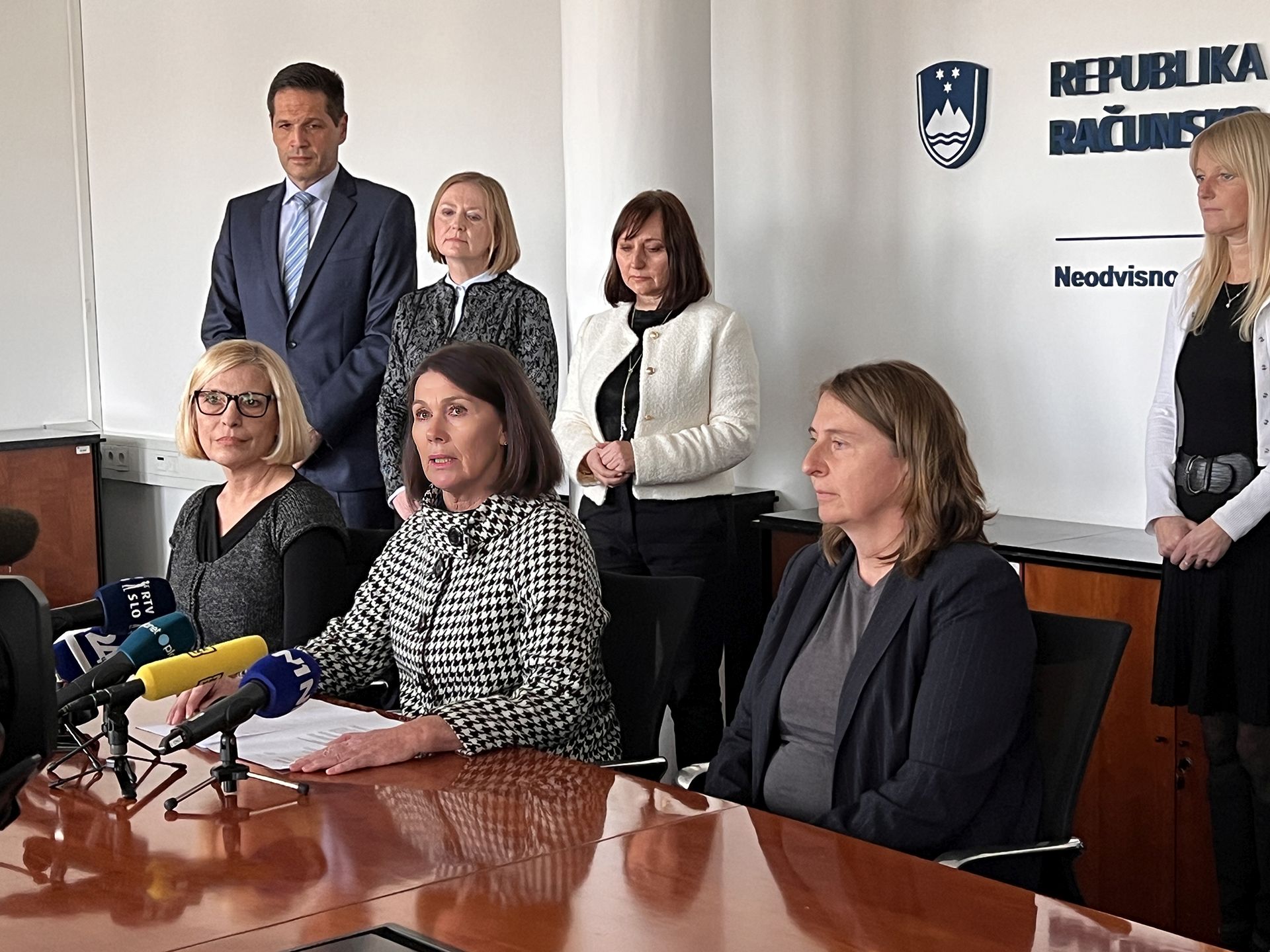 Predsednica, obe namestnici predsednice ter vrhovni državni revizorji