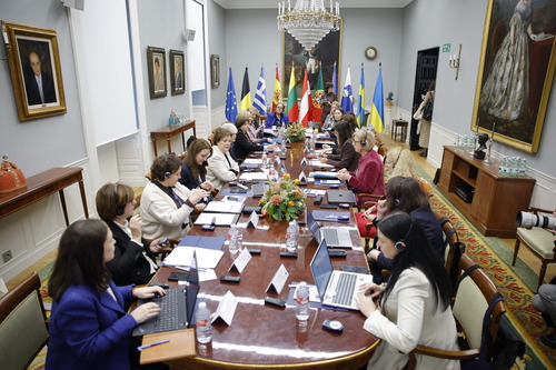 Delovno zasedanje predsednic vrhovnih revizijskih institucij EU in Ukrajine poteka ob veliki konferenčni mizi, opremljeni z dokumenti, prenosnimi računalniki in tolmaško opremo, kar odraža uradno in mednarodno naravo srečanja v Madridu.