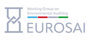 Logotip delovne skupine EUROSAI za okoljsko revidiranje – napis Working Group on Environmental Auditing in EUROSAI ob simbolu peščene ure z barvnimi črtami v sivi, rdeči, modri in zeleni barvi.