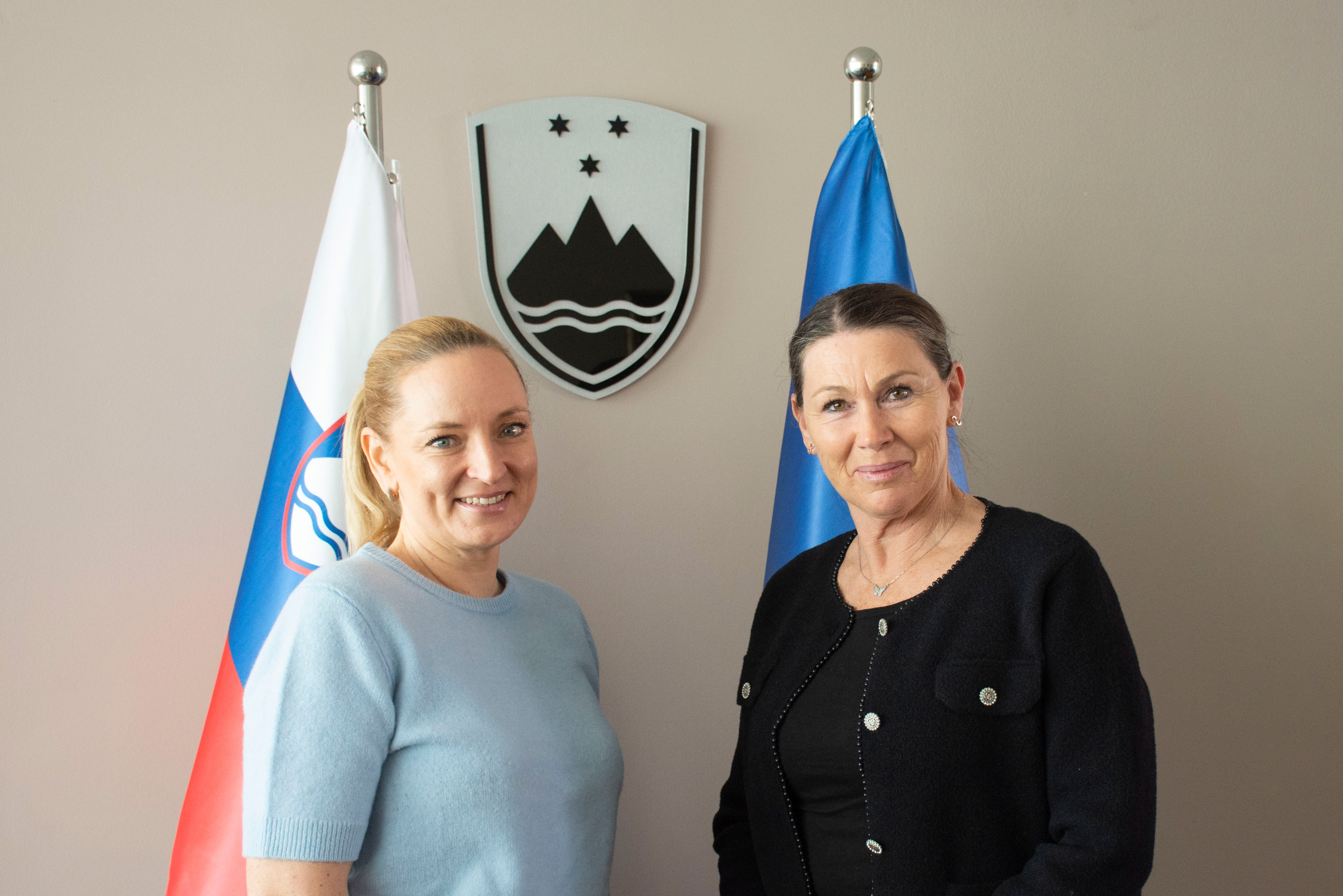 Predsednici pred slovensko in evropsko zastavo.