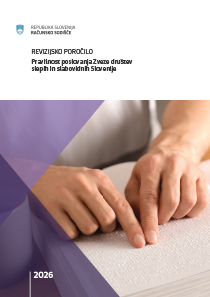 Knjiga v Braillovi pisavi na leseni mizi, prsti prebirajo vzorec pisave, poleg je skodelica kave ali čaja.